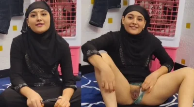 Desi Muslim Bhabi New Room Me Rehne Aai Padosi Ne Bhabi ko Pele din Me hi Choda