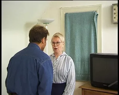 Blonde Kirchenfotze wird in Ihre haarige Fotze gefickt