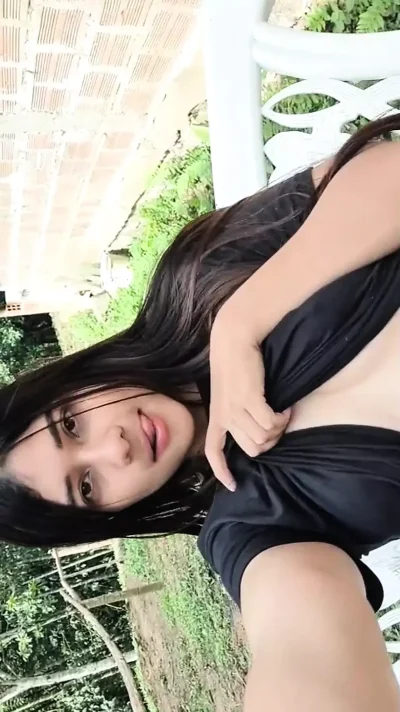 PORN ACTRESS YULIETHGOMEZ MASTURBATES OUTDOORS AND SHOWS HER TITS