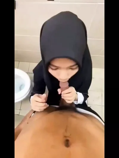 jilbab oral in toilet campus