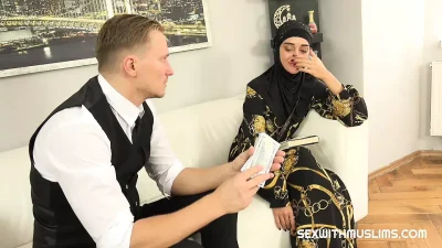 Sweet woman in hijab tried on salesman’s dick instead of new clothes