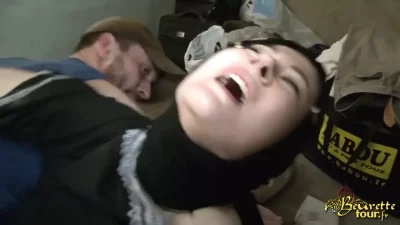 Beurette prise dans un gangbang au fond d un garage