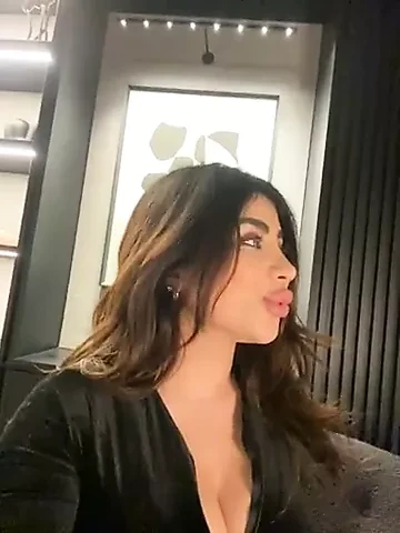 Sofia squirts in the hotel